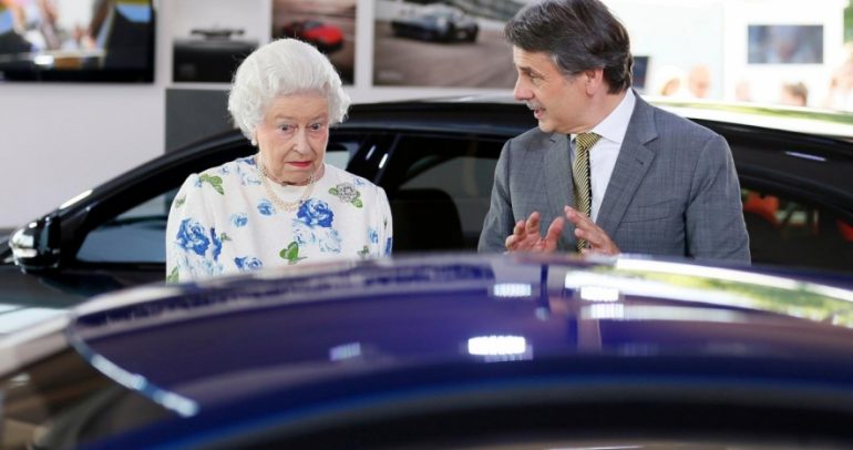 الملكة إليزابيث تشتري أفضل سيارة فاخرة في معرض فرانكفورت
